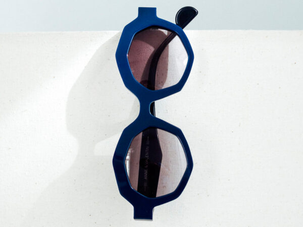 ROUND SUNGLASSES IN ACETATE: DARK BLUE – MODEL SWINTON